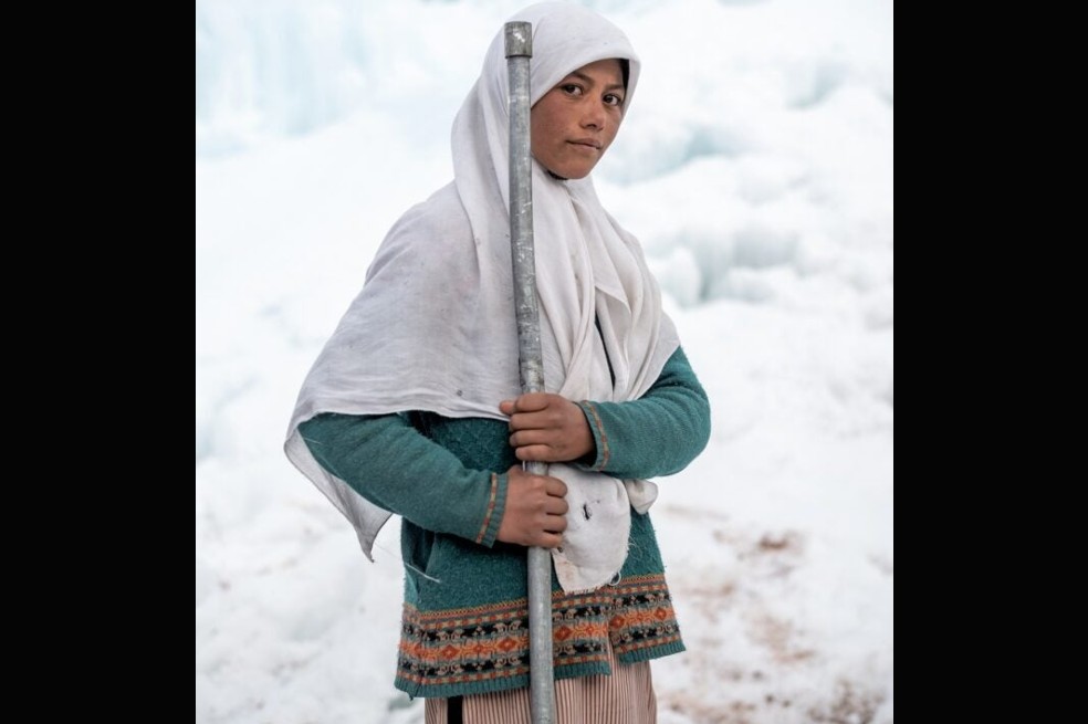 Farida Batool, una estudiante de Karith (Pakistán), ayudó a construir varias estupas de hielo, junto con sus compañeros.