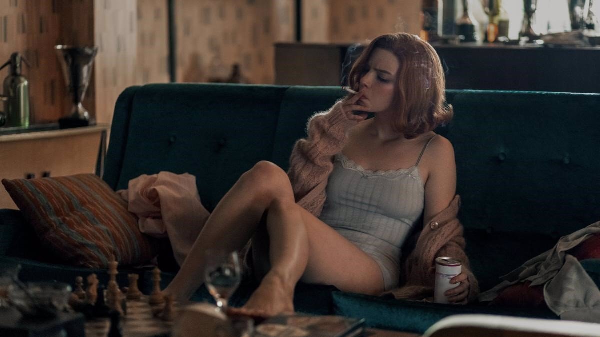 Anya Taylor-Joy, quien protagoniza la serie "Gambito de dama" de Netflix, interpretará la versión joven de la Emperadora Furiosa.
