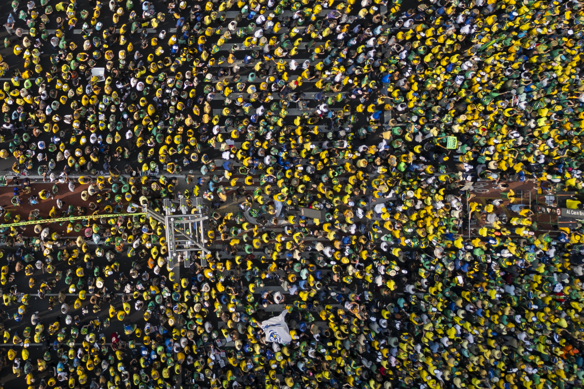 AME6924. SAO PAULO (BRASIL), 07/09/2024.- Fotografía aérea de simpatizantes del expresidente brasileño Jair Bolsonaro durante una movilización este sábado en la avenida Paulista de Sao Paulo (Brasil). Seguidores de Bolsonaro se concentraron en el corazón de São Paulo para exigir la destitución del juez de la Corte Suprema que suspendió la red social X por los continuos desacatos de Elon Musk. EFE/ Isaac Fontana