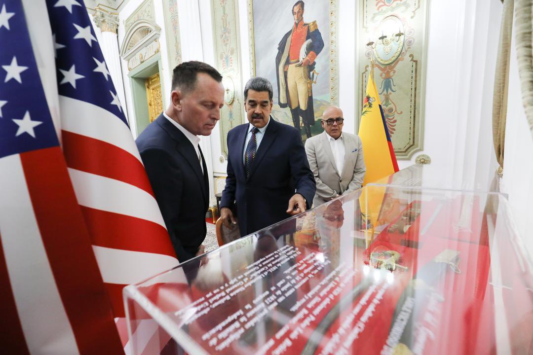 El enviado especial de Donald Trump a Venezuela, Richard Grenell, posa junto a Nicolás Maduro en Caracas.