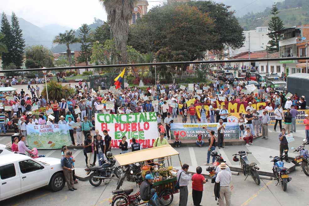 Abogados se enfrentan a la locomotora minera