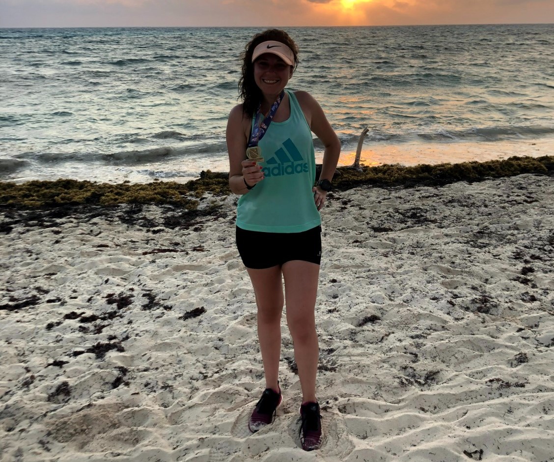 Tras su ruptura, Claudia práctica deporte. Esta foto fue en San Andrés, donde celebró su divorcio corriendo una maratón.