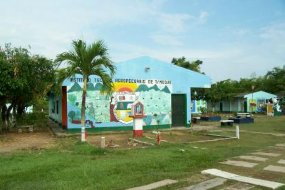 Niños del municipio de Tamalameque, Cesar, reciben clases bajo los árboles