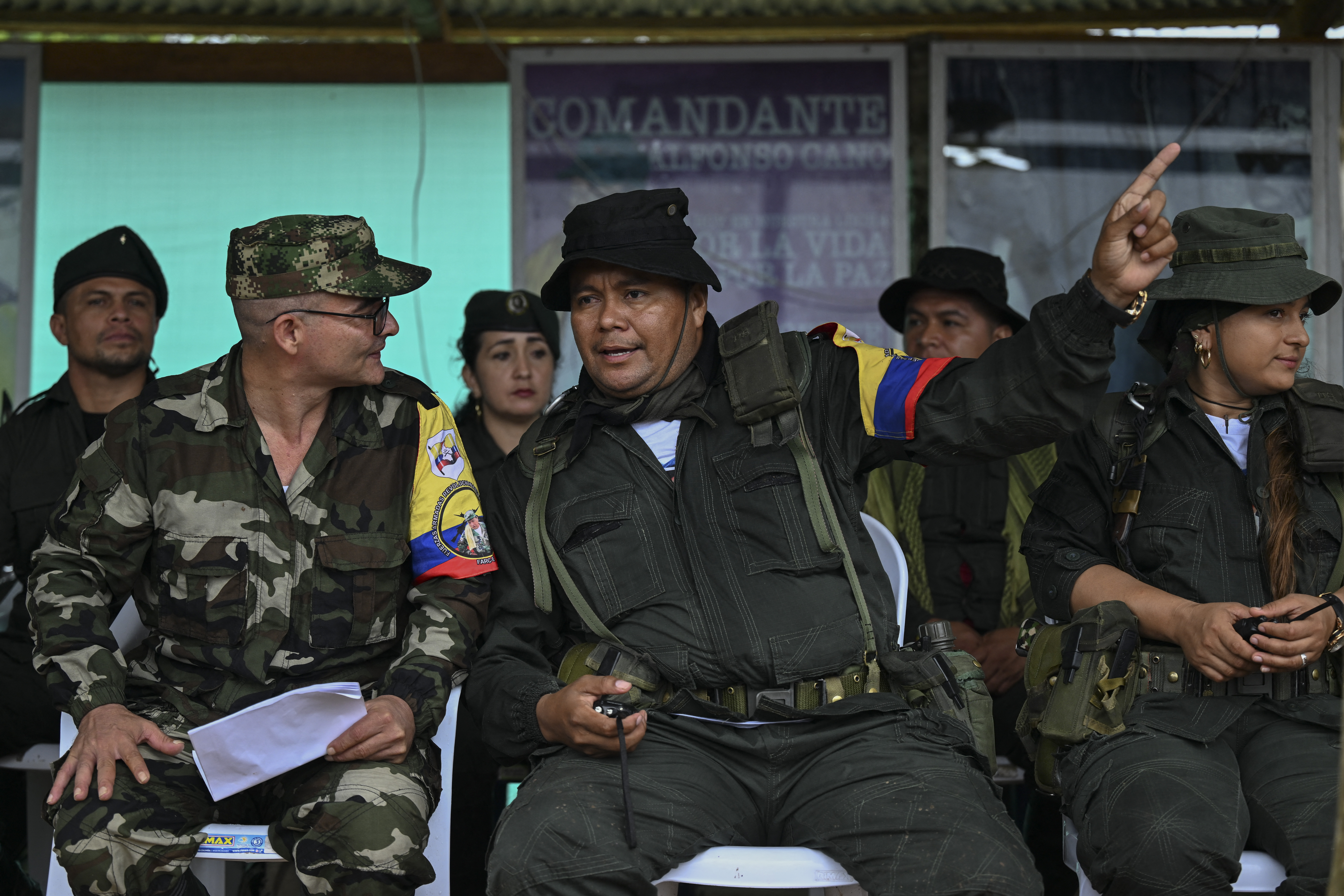 Junto a Mordisco estuvieron otros jefes de esa guerrilla como Alexander Díaz Mendoza cuyo nombre de guerra es Calarcá Córdoba.