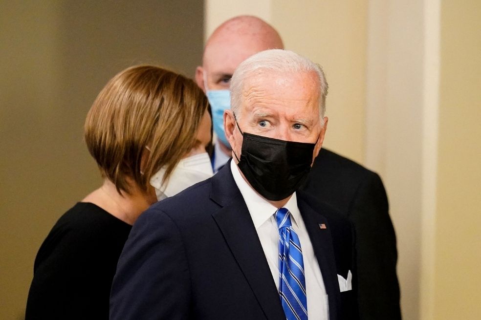 ¿Restricciones de viaje por variante ómicron en EE. UU.? No por ahora, dice Biden