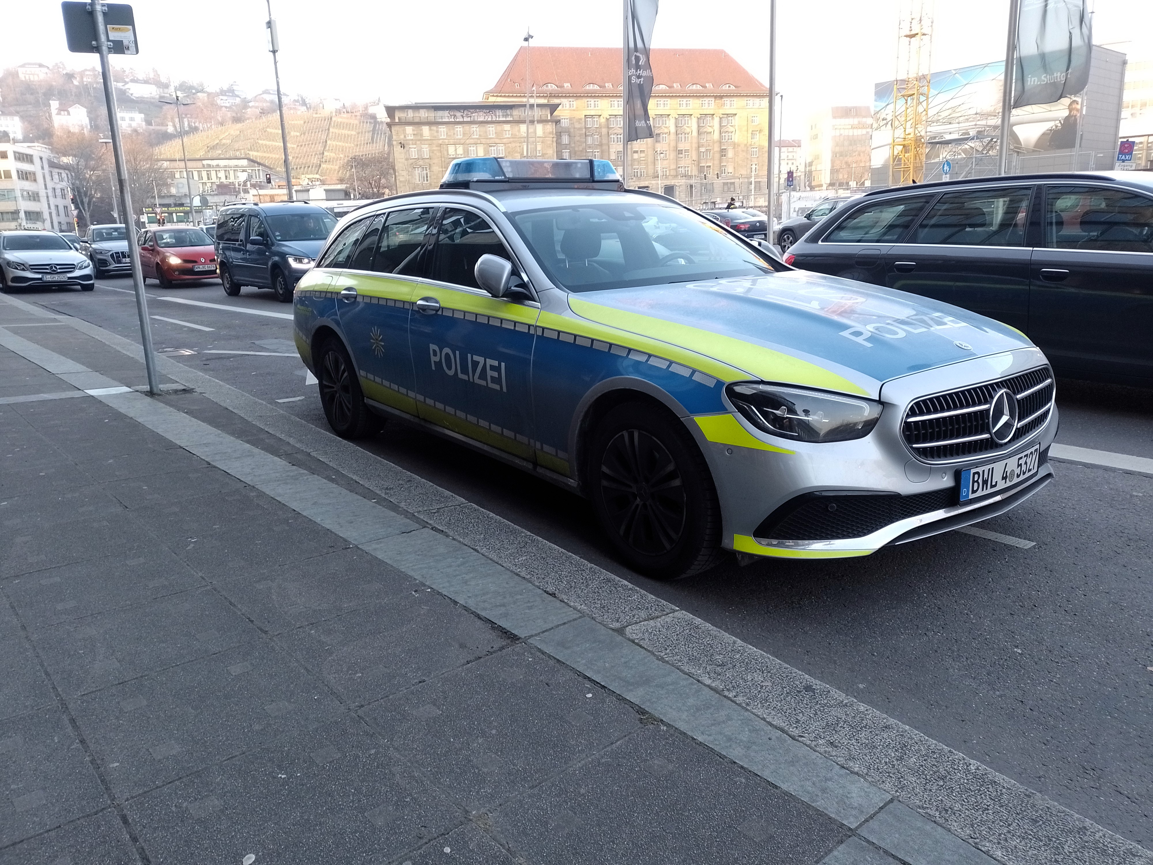 4.	Mercedes Benz una marca símbolo de diseño, exclusividad y tradición está presente en todos los aspectos de la vida cotidiana de la ciudad, incluso los vehículos de  la policía local son de la marca.