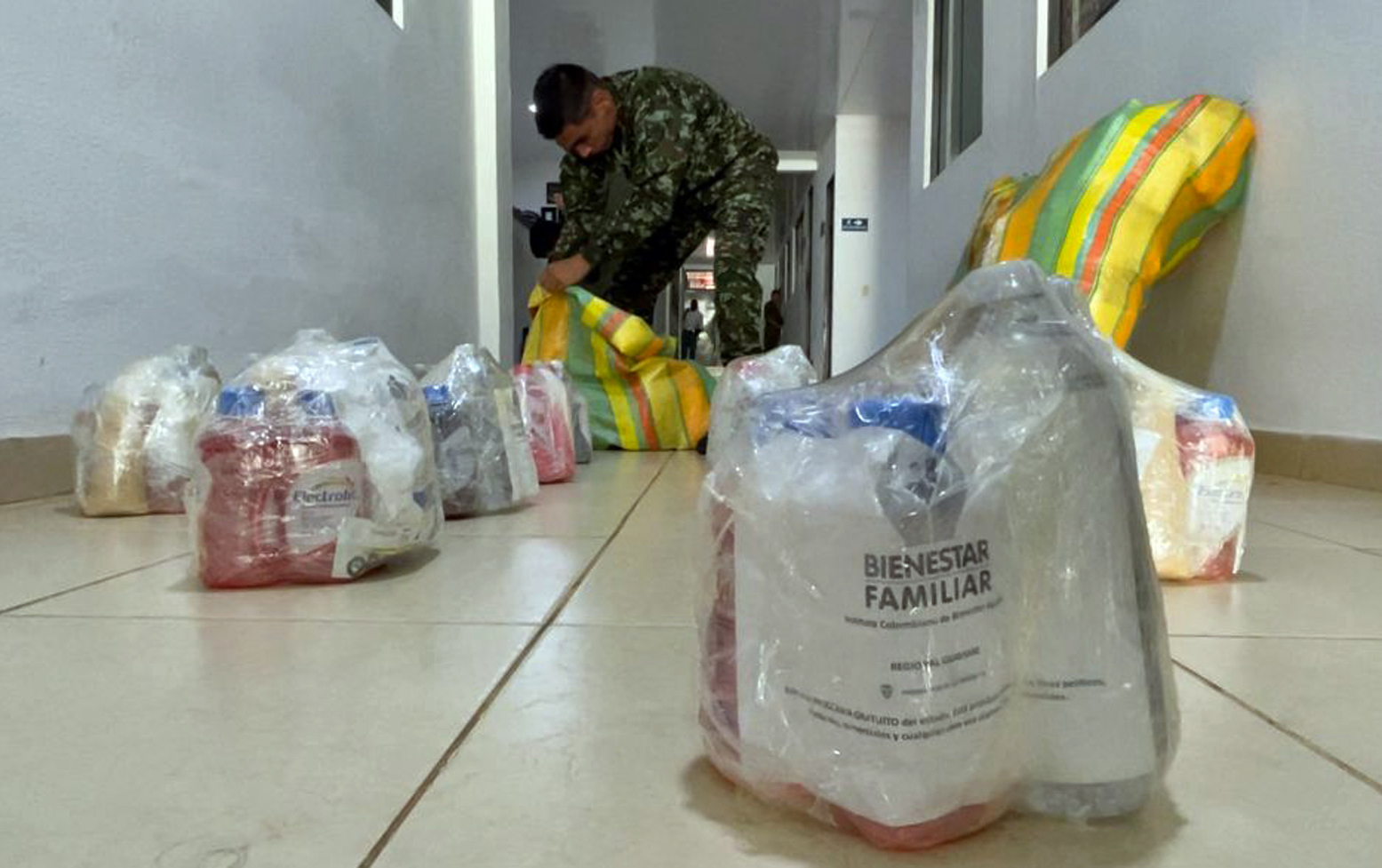 AME333. SAN JOSÉ DEL GUAVIARE (COLOMBIA), 20/05/2023.- Fotografía cedida por el Ejército de Colombia que muestra varias bolsas de "supervivencia" con elementos que podrían ser útiles para los menores en la selva y que serán lanzadas con la intención de que lleguen a manos de los cuatro niños perdidos desde hace 20 días después de un accidente aéreo en el sur de Colombia, hoy, en San José del Guaviare (Guaviare). Los equipos de rescate han intensificado en los últimos días la búsqueda en la zona selvática del sur del país donde el pasado 1 de mayo se accidentó un avión para tratar de encontrar con vida a Lesly Mukutuy, de 11 años; a Soleiny Mukutuy, de 9 años; a Tien Noriel Ronoque Mukutuy, de 4 años, y al bebé de 11 meses Cristin Neruman Ranoque. En las últimas horas fueron lanzados más de 100 kits de supervivencia en puntos estratégicos con el objetivo de que los pequeños los encuentren y se alimenten. Cada kit contiene agua, sueros oral, galletas, bocadillos, fariña, geles energizantes y encendedores de fuego. EFE/ Ejército De Colombia SÓLO USO EDITORIAL/SÓLO DISPONIBLE PARA ILUSTRAR LA NOTICIA QUE ACOMPAÑA (CRÉDITO OBLIGATORIO)