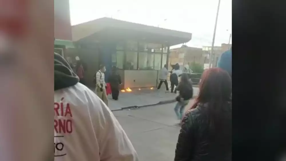 Usme: Encapuchados prenden fuego al CAI de Santa Librada