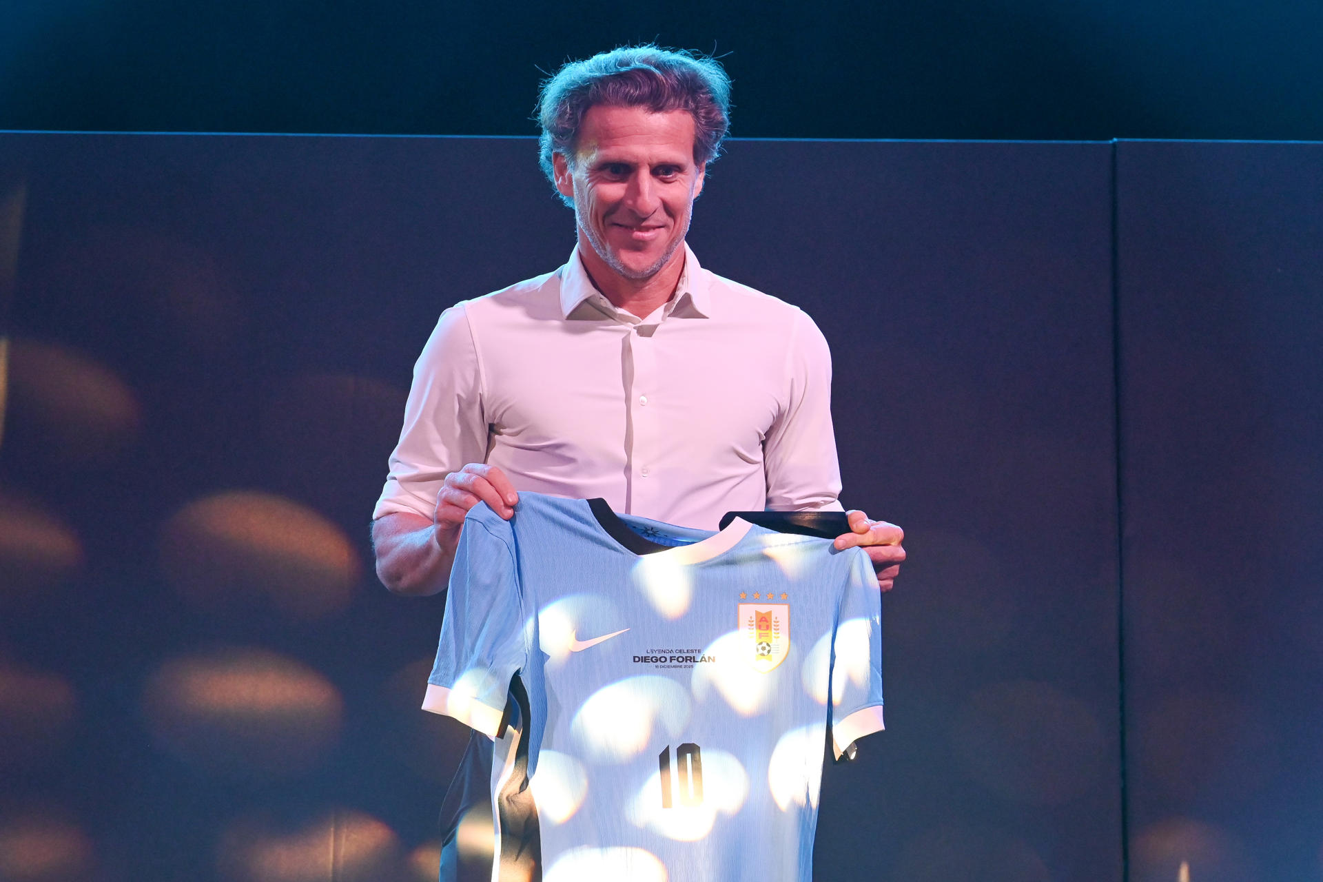 La selección de Uruguay sorprendió con su nuevo DT, tras la salida de Bielsa: llega Forlán