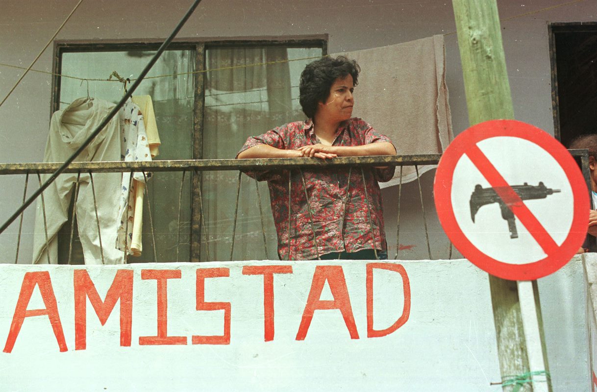 La Operación Mariscal inició aproximadamente a las 3:00 a.m. del miércoles 21 de mayo de 2002. Tres batallones de Infantería, dos equipos del Gaula, el Comando Aéreo de Combate N° 5 de la Cuarta Brigada del Ejército, con el apoyo de la Policía Metropolitana del Valle de Aburrá, el Cuerpo Técnico de Investigaciones (CTI), la Fiscalía, la Procuraduría, la Fuerza Aérea y el Departamento Administrativo de Seguridad (DAS) desplegaron un operativo militar.