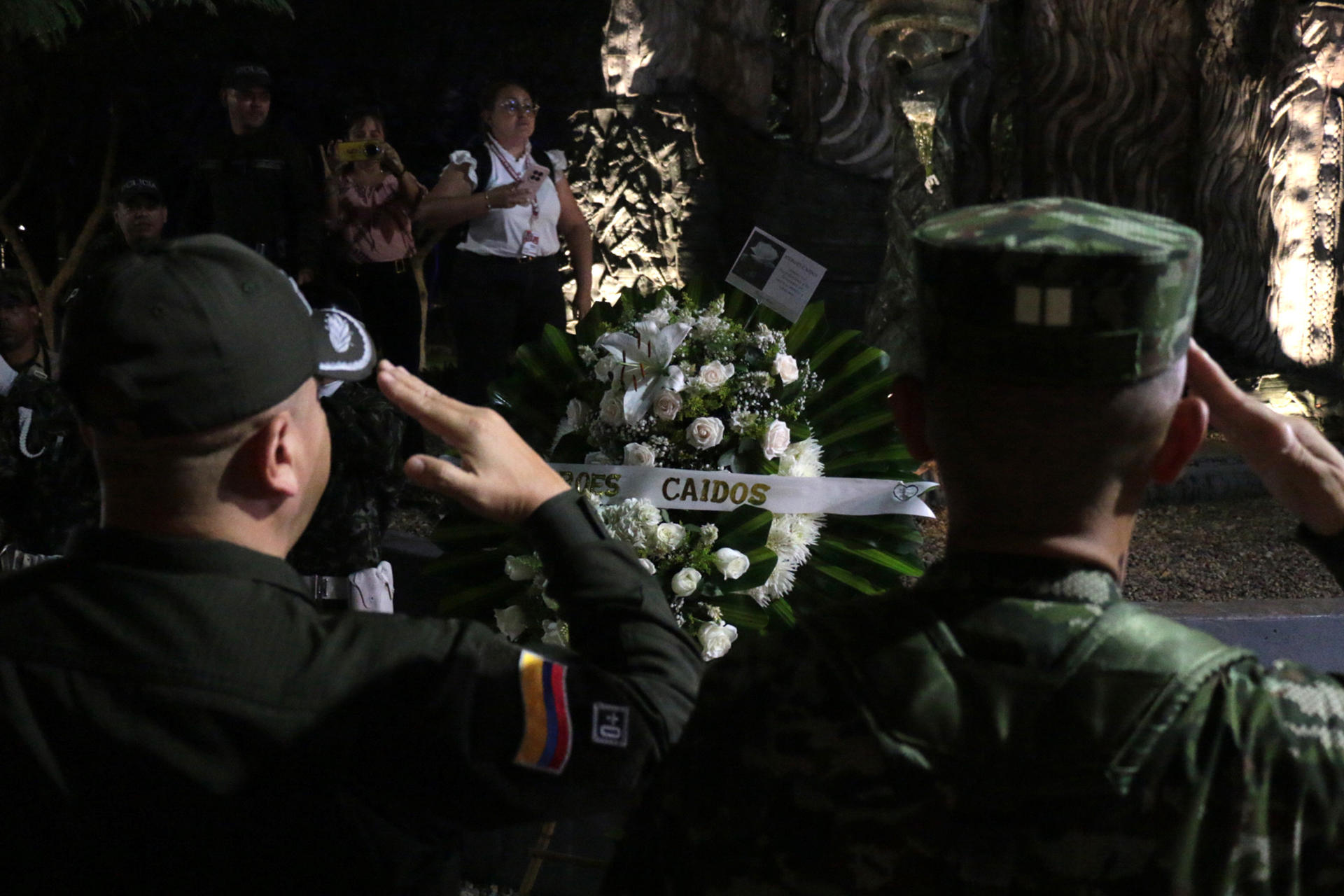 AME7594. CÚCUTA (COLOMBIA), 25/03/2026.- Residentes y militares asisten este miércoles, a un homenaje a las víctimas del accidente del avión Hércules C-130, en Cúcuta (Colombia). El Gobierno colombiano rendirá honores a las víctimas del accidente del Hércules C-130 ocurrido el lunes en el departamento amazónico del Putumayo y que dejó 69 muertos, con ceremonias en distintas regiones del país. EFE/ Mario Caicedo
