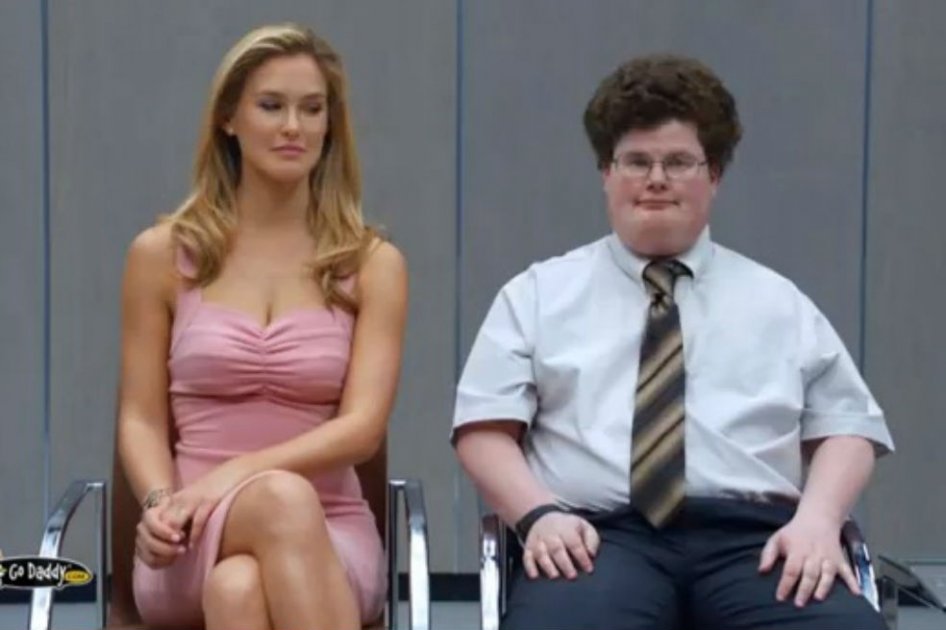 La exnovia de Leonardo Dicaprio besó a un nerd