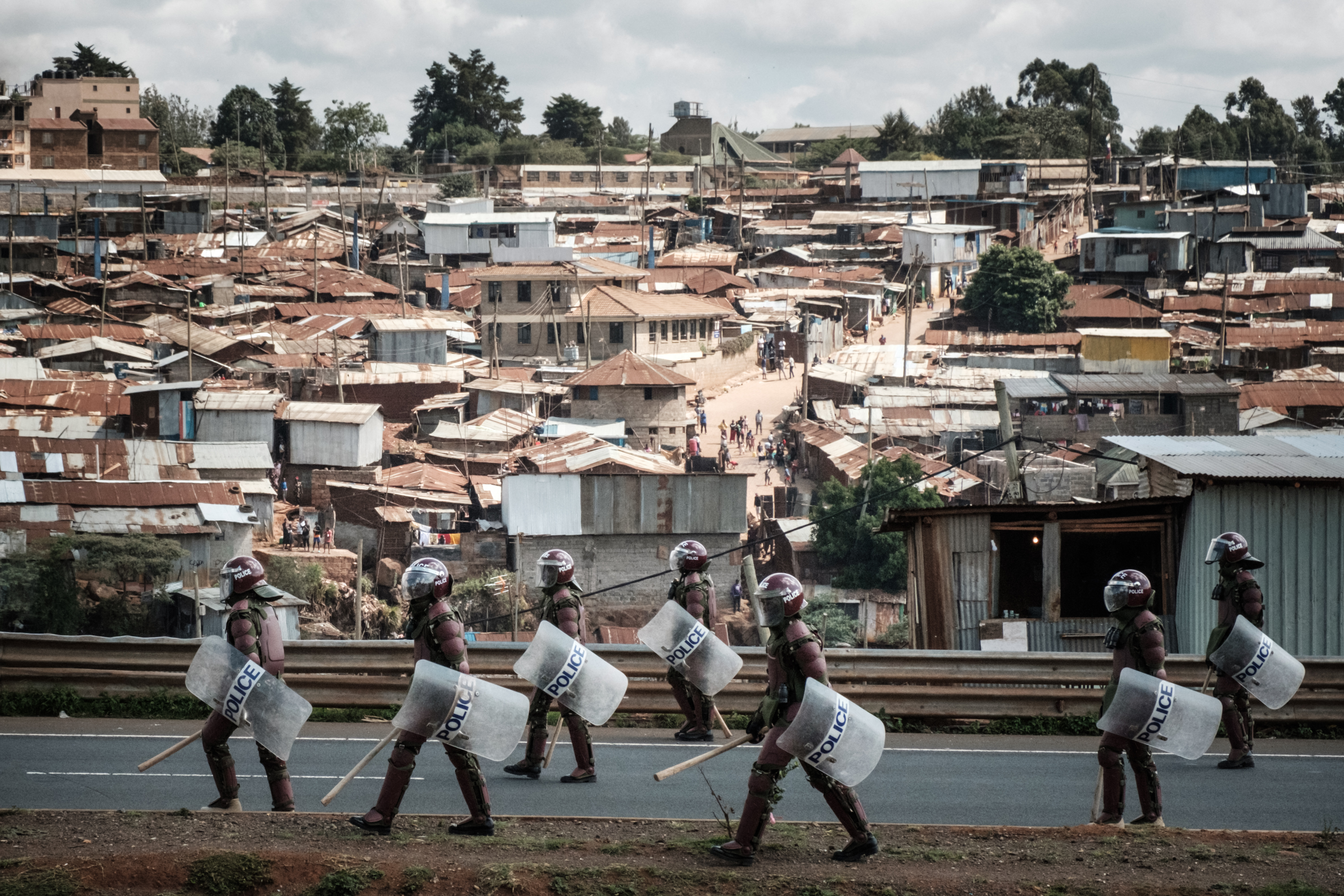 Agentes de la policía antidisturbios de Kenia patrullan la autopista junto al barrio popular de Kibera durante una protesta convocada por la coalición opositora "Azimio la Umoja".