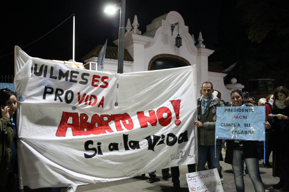 "El presidente es uno de los máximos responsables de que esta ley, que es una barbarie, se esté por votar en el Senado", aseguró una de las manifestantes.