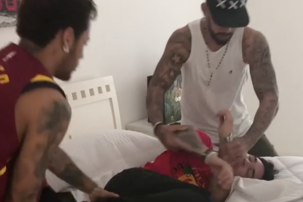 Lo botó a la piscina: la broma de Neymar a un amigo que se pasó de tragos