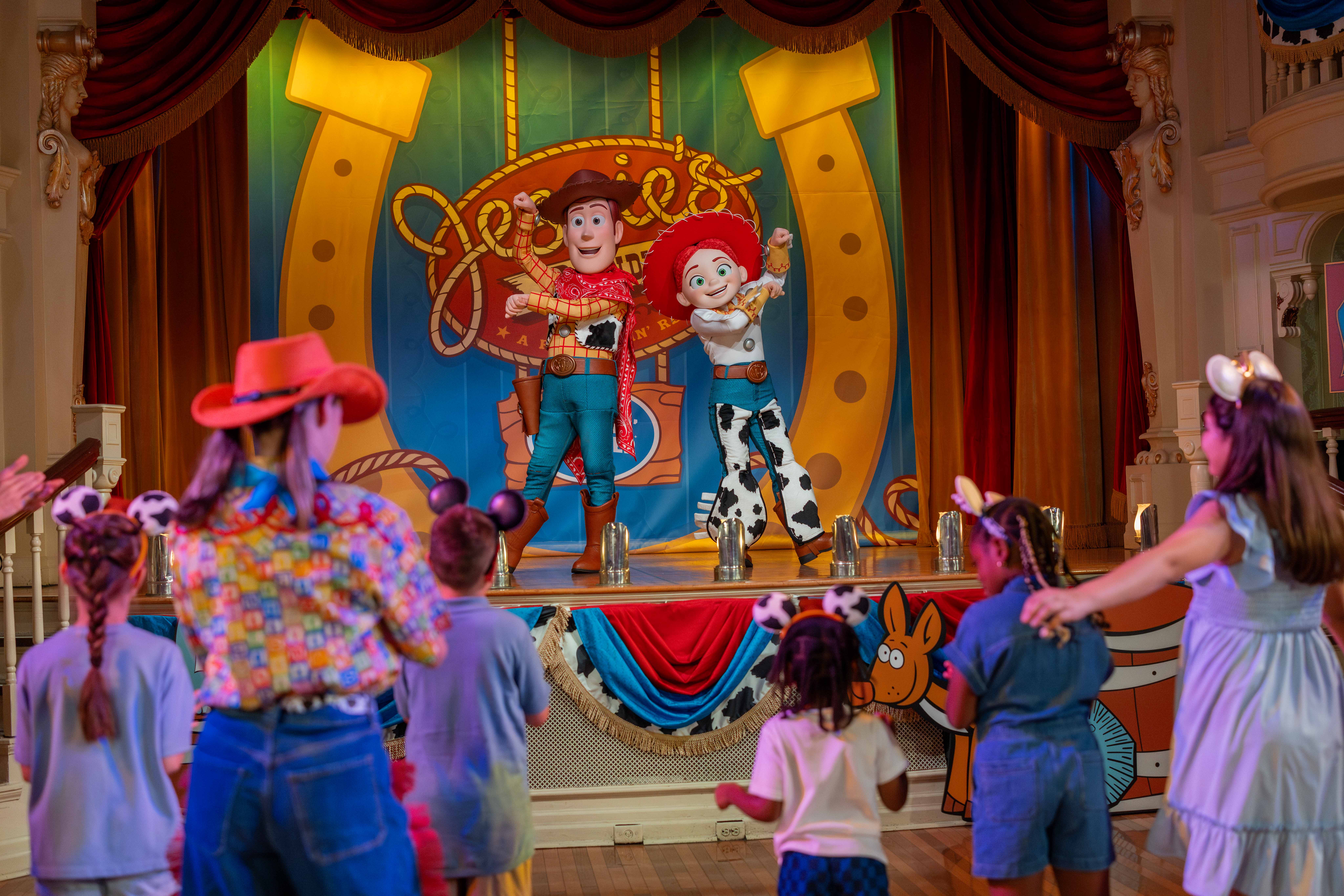Jessie’s Roundup: Una fiesta vaquera a todo galope es un espectáculo temporal de verano en el restaurante Diamond Horseshoe de Magic Kingdom. La experiencia reúne a Jessie, Woody y Bullseye en una propuesta interactiva inspirada en el Viejo Oeste, con música, baile, juegos y participación del público.
