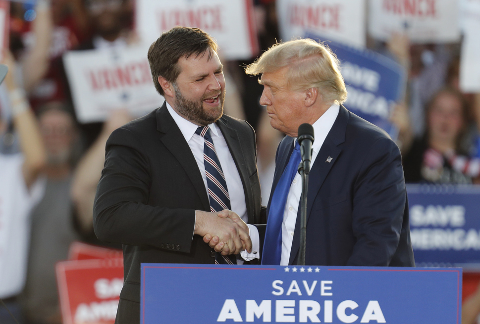 ¿Quién es J.D. Vance, el favorito de Trump que ganó en las primarias de Ohio?