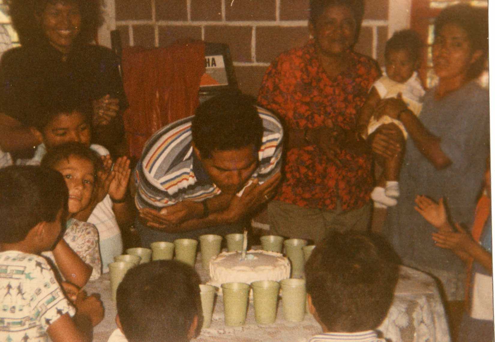 Samuel Jiménez en la finca El Labrador, celebrando uno de sus últimos cumpleaños antes de ser asesinado por paramilitares al mando de Hevert Veloza.