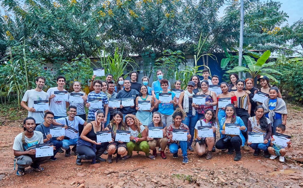 Los 38 fotógrafos becarios fueron elegidos por el Colectivo Miradas por las características de su trabajo, su mirada territorial y su cercanía con temáticas de memoria, paz y fotografía documental. / Carlos Parra.