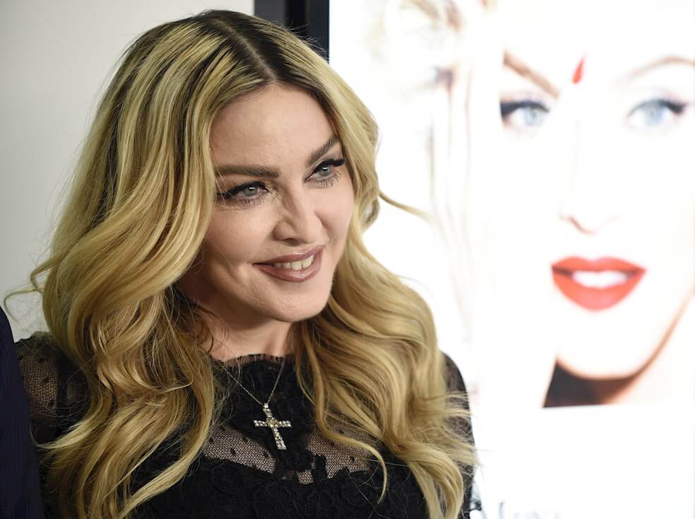 Madonna aprovecha que se curó de coronavirus y pasea en moto por Lisboa