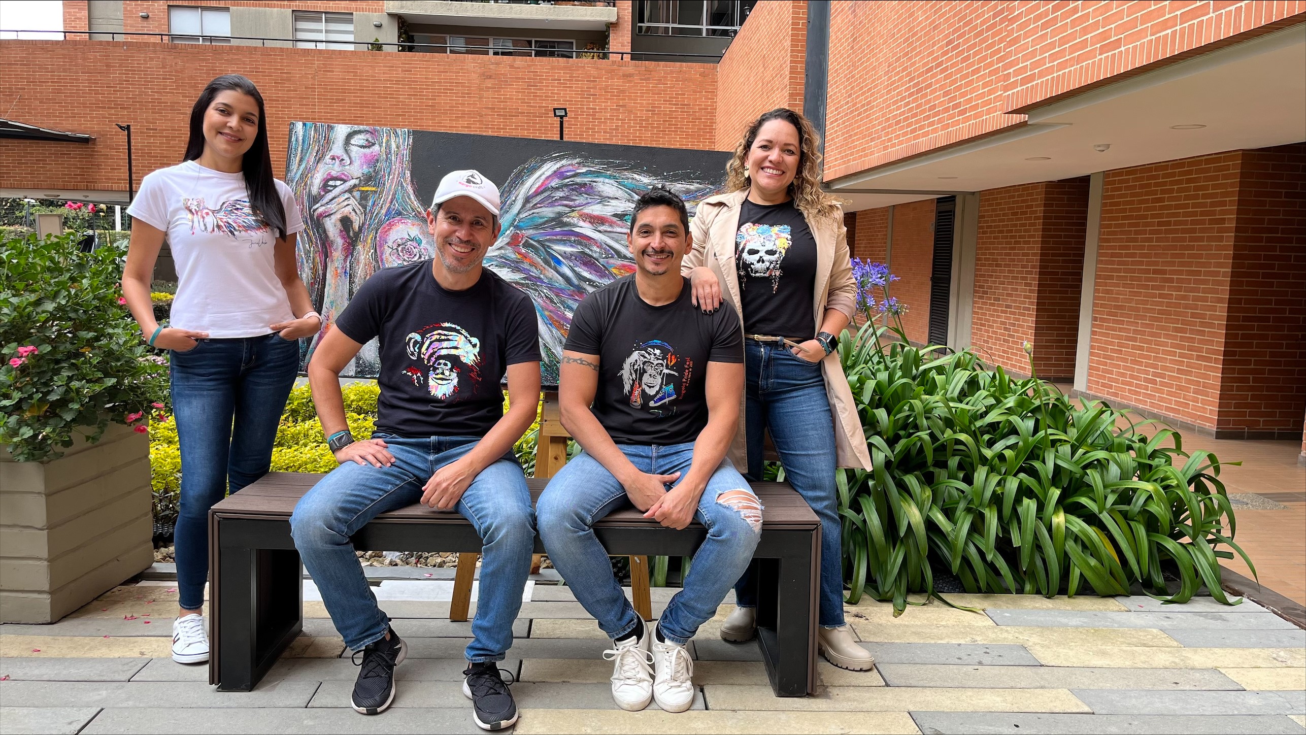 Ellos transforman obras de arte en elementos decorativos en madera y vestuario