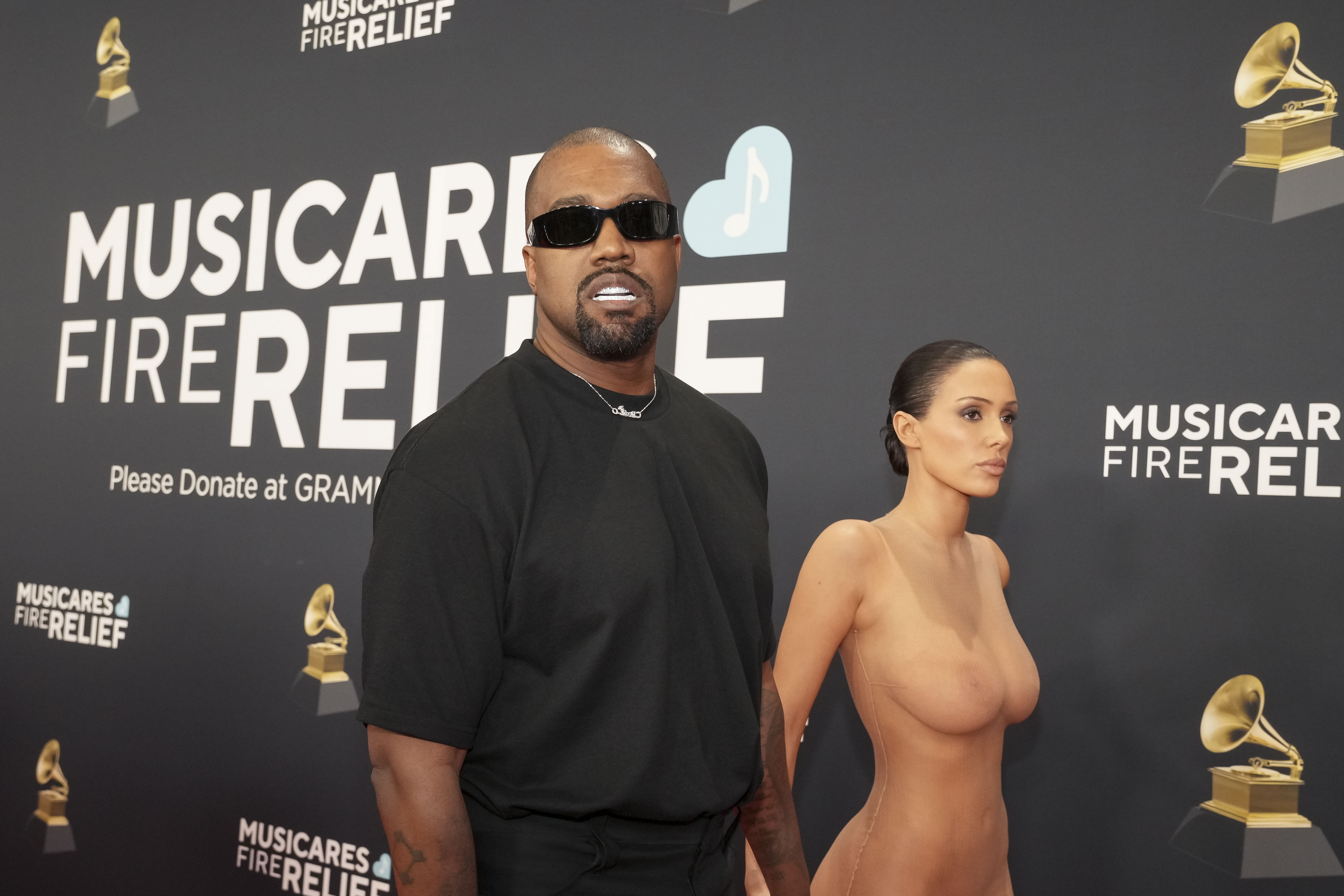 Bianca Censori en los Grammys 2025: ¿Quién es la enigmática esposa de Kanye West?