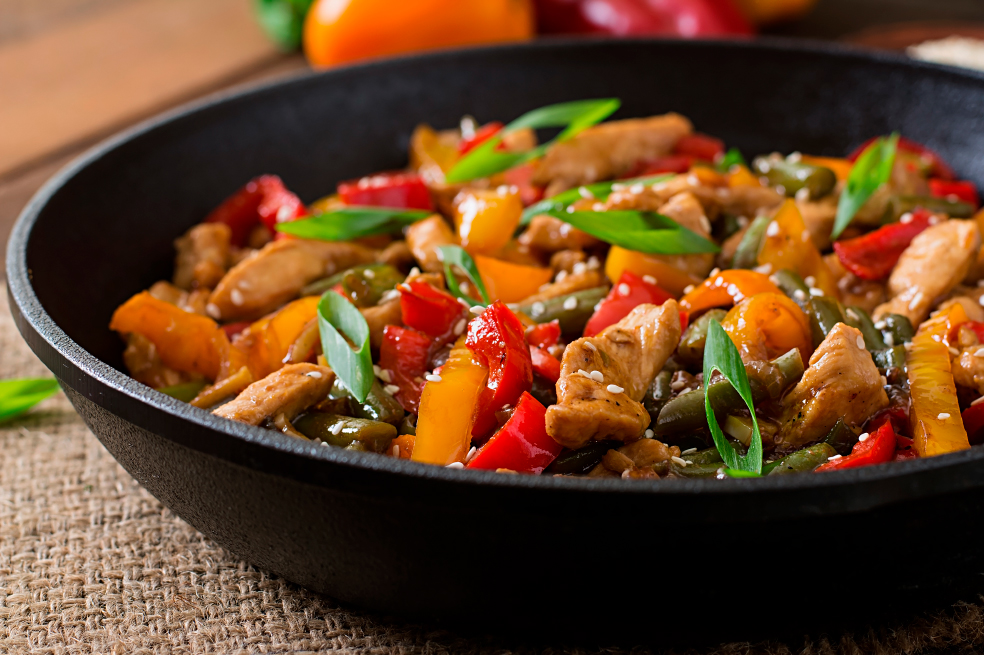 Receta: pollo con verduras salteada para un delicioso almuerzo