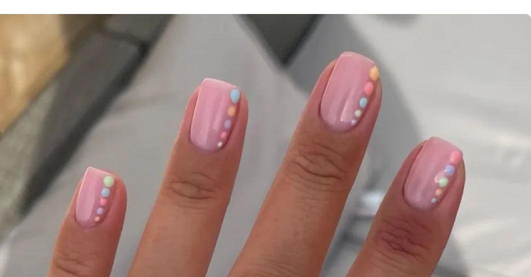 ‘Dot nails’: la última tendencia en uñas, minimalista pero colorida