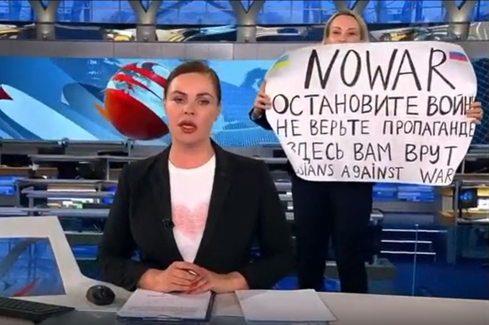 “Te están mintiendo”: mujer protesta en plena transmisión de noticias en Rusia