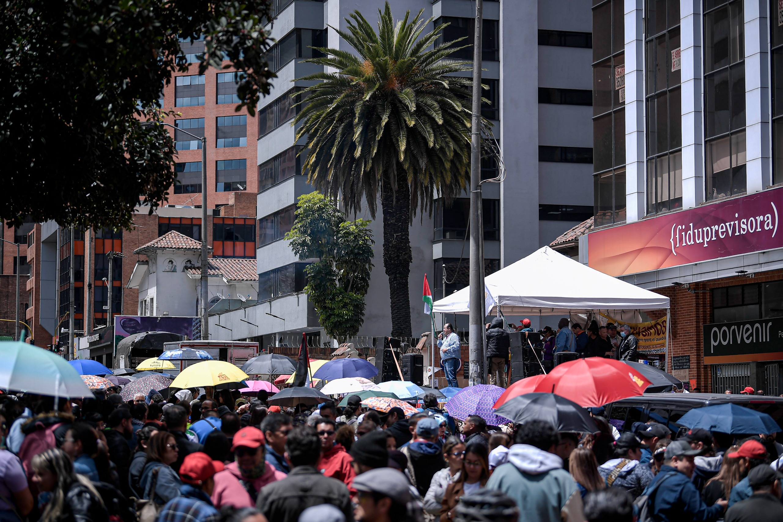 A raíz de las ausencias de los docentes manifestantes en las aulas de clase, la Secretaría de Educación tomó la decisión de descontarles un día de sueldo a los profesores que hayan faltado a sus clases para realizar este tipo de actividades.