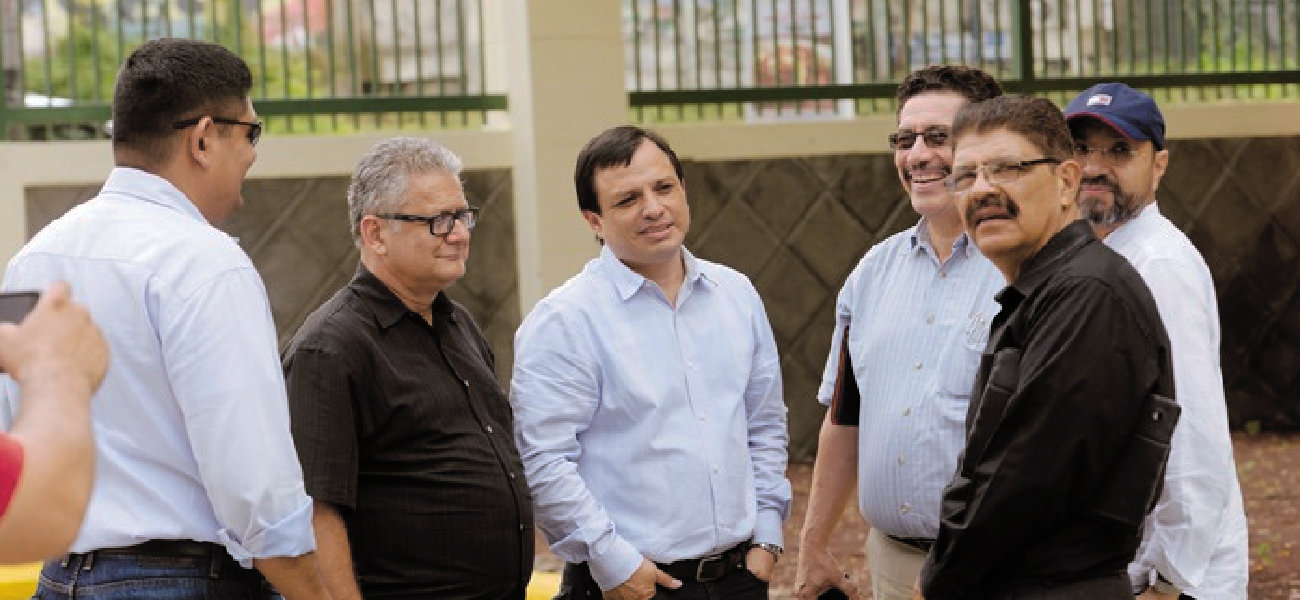 Un sector de los líderes evangélicos se siente agradecido con el gobierno, porque aseguran que les ha cumplido sus promesas. Con ellos, Ortega ha implementado la estrategia de legalizar fundaciones religiosas y donarles propiedades. Crédito: Cortesía La Prensa / O. Valenzuela