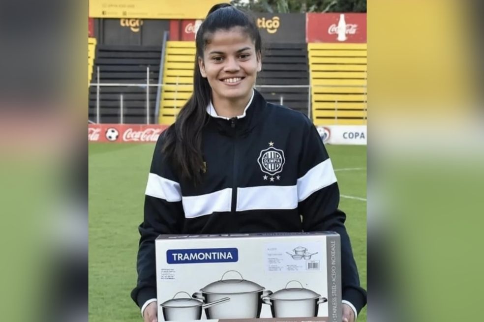 Jugadora en Paraguay es reconocida con un juego de ollas y las redes estallan