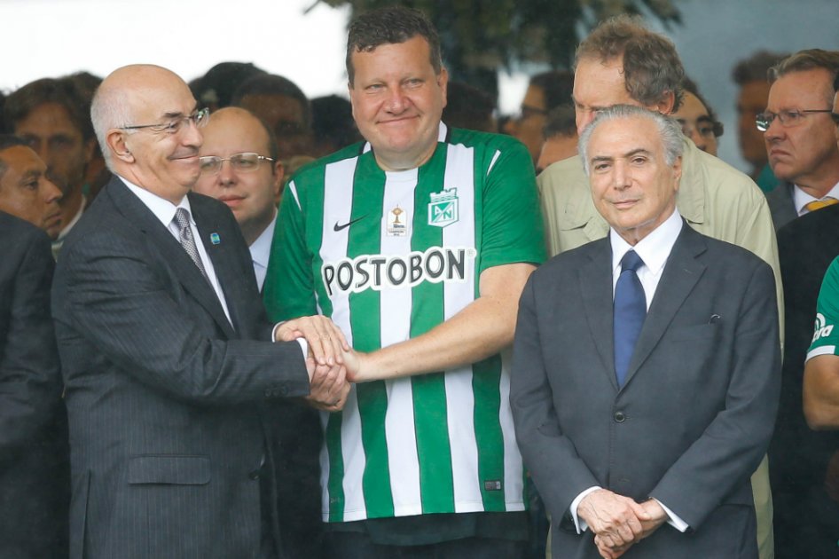 El alcalde Luziano Buligon, luciendo la camiseta de Nacional durante los homenajes que se hicieron en Brasil. / EFE