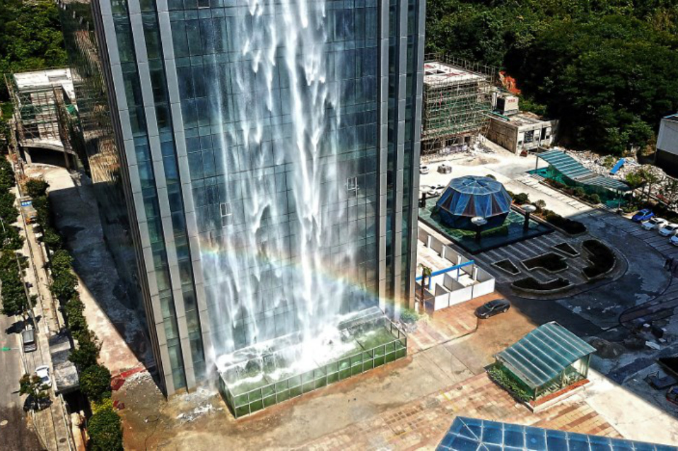 En China está el rascacielos con la caída de agua artificial más alta del mundo