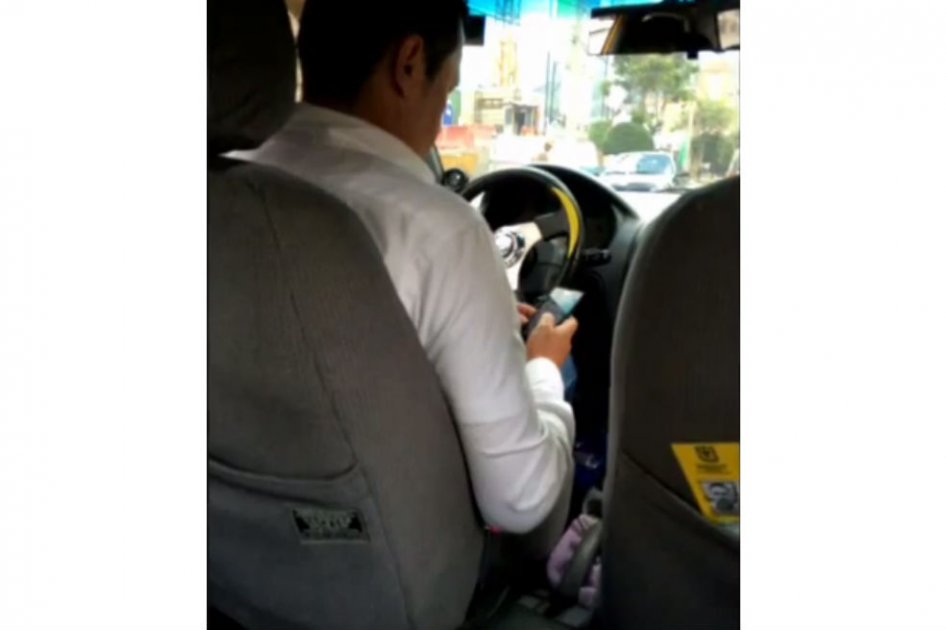 Con esta foto, la mujer denunció cómo el taxista chateaba mientras manejaba. 