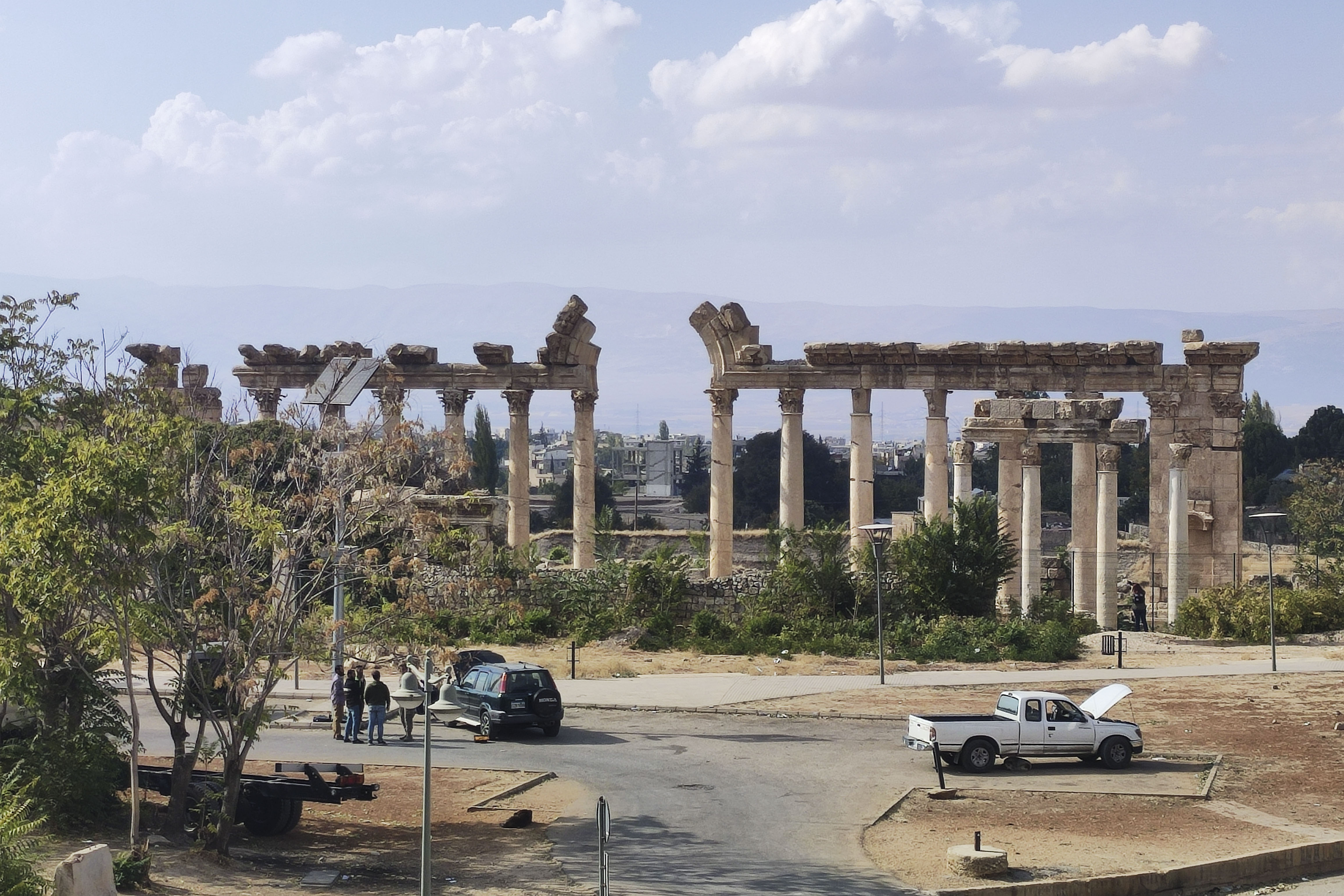 GRAF5265. BAALBEK (LÍBANO), 01/11/2024.- Las ruinas grecorromanas de Baalbek, en el este del Líbano y patrimonio de la humanidad por la Unesco, vistas hoy después de que Israel intensificara en los últimos días sus bombardeos contra la ciudad y sus alrededores. Conocida como la Ciudad del Sol, la histórica Baalbek, en el este del Líbano, recibió esta semana su primera orden de evacuación total por parte de Israel, que ha intensificado sus bombardeos contra la zona, amenazando unos de los vestigios romanos mejor conservados del mundo. EFE/Noemí Jabois