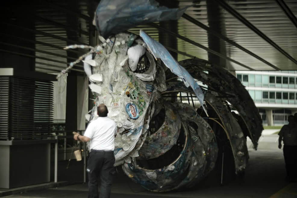 Con un monstruo hecho de plástico Greenpeace protesta por la contaminación de Nestlé