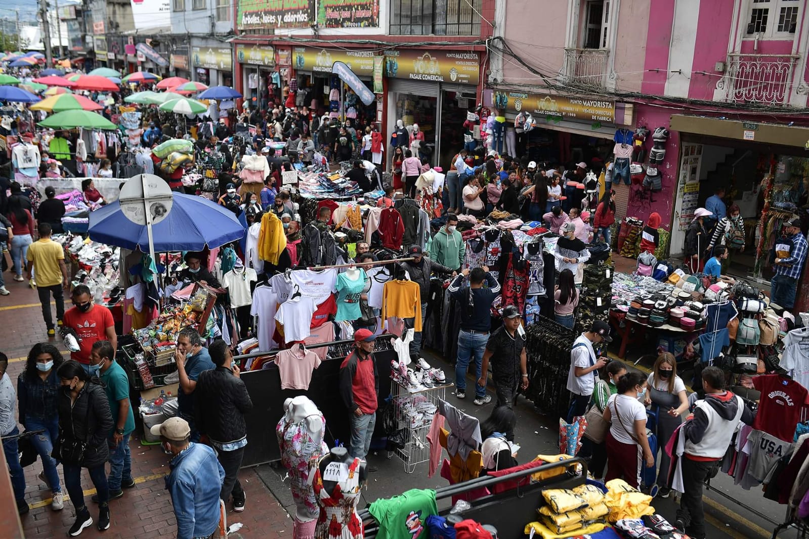 Por la zona solo se puede transitar a pie. Los puestos y la cantidad de visitantes impiden el libre tránsito en la zona.