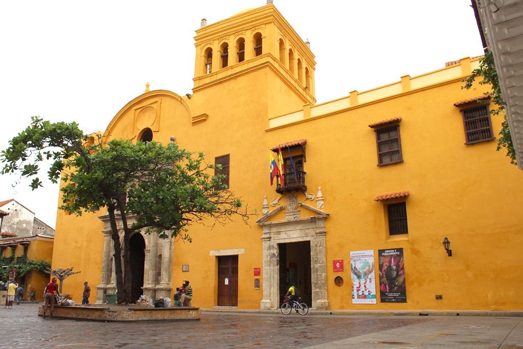 En la iglesia y convento de Santo Domingo de Cartagena de Indias está ubicado el Centro de Formación de la Cooperación Española AECID.