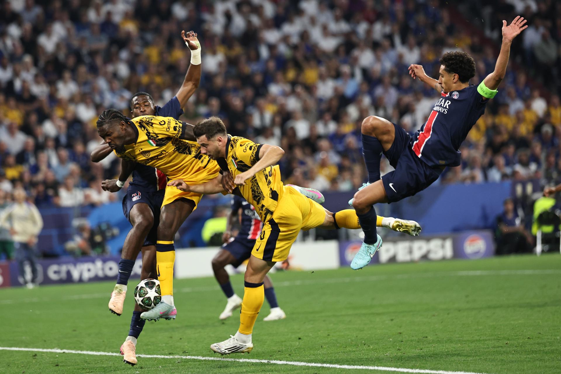 Munich (Germany), 31/05/2025.- Willian Pacho (L) and Marquinhos (R) of PSG in action against Marcus Thuram (2-L) and Carlos Augusto (C) of Inter during the UEFA Champions League final between Paris Saint-Germain and Internazionale Milano in Munich, Germany 31 May 2025. (Liga de Campeones, Alemania) EFE/EPA/FILIP SINGER
