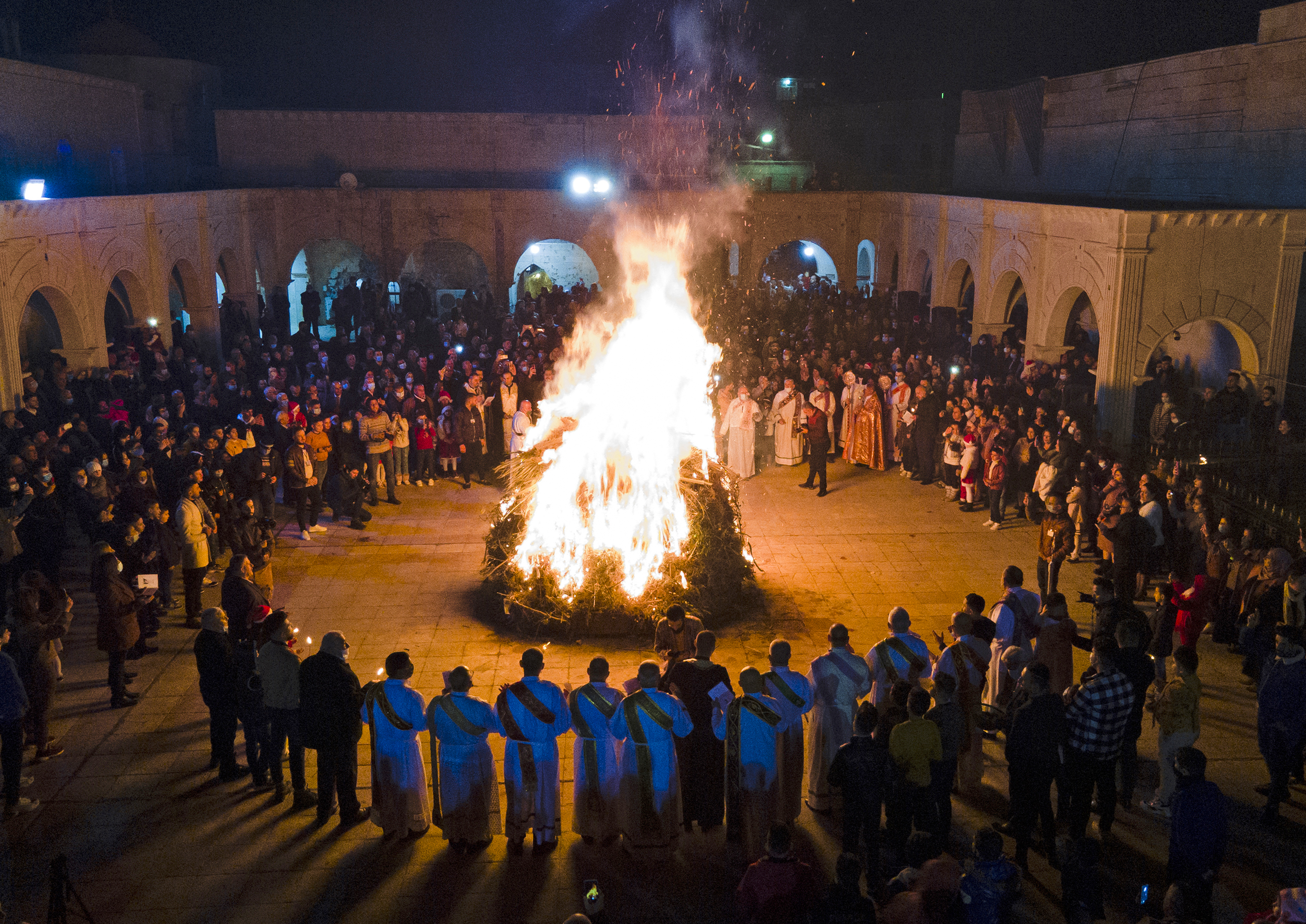 Los fieles iraquíes asisten a la misa de Nochebuena en la Iglesia católica de la Inmaculada Concepción (Al Tahira-l-Kubra), en la ciudad predominantemente cristiana de Qaraqosh, en la provincia de Nínive, a unos 30 kilómetros de Mosul.