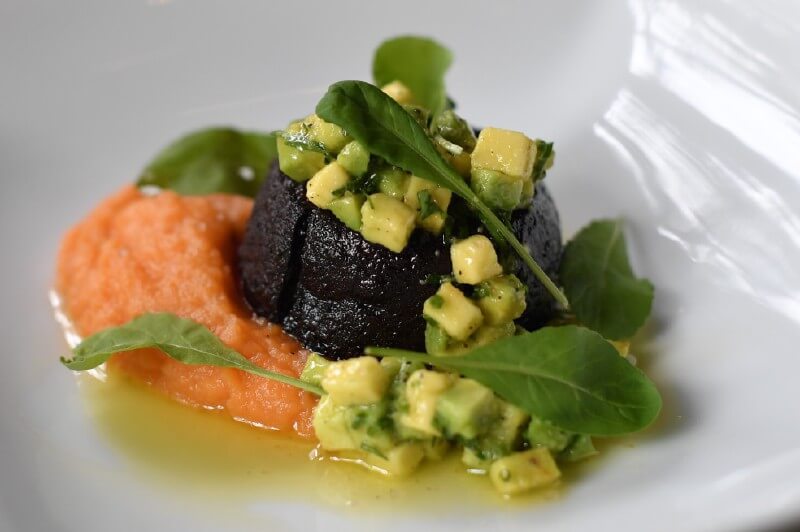 Pasos para preparar morcilla criolla, puré de camote y ensaladilla de aguacate