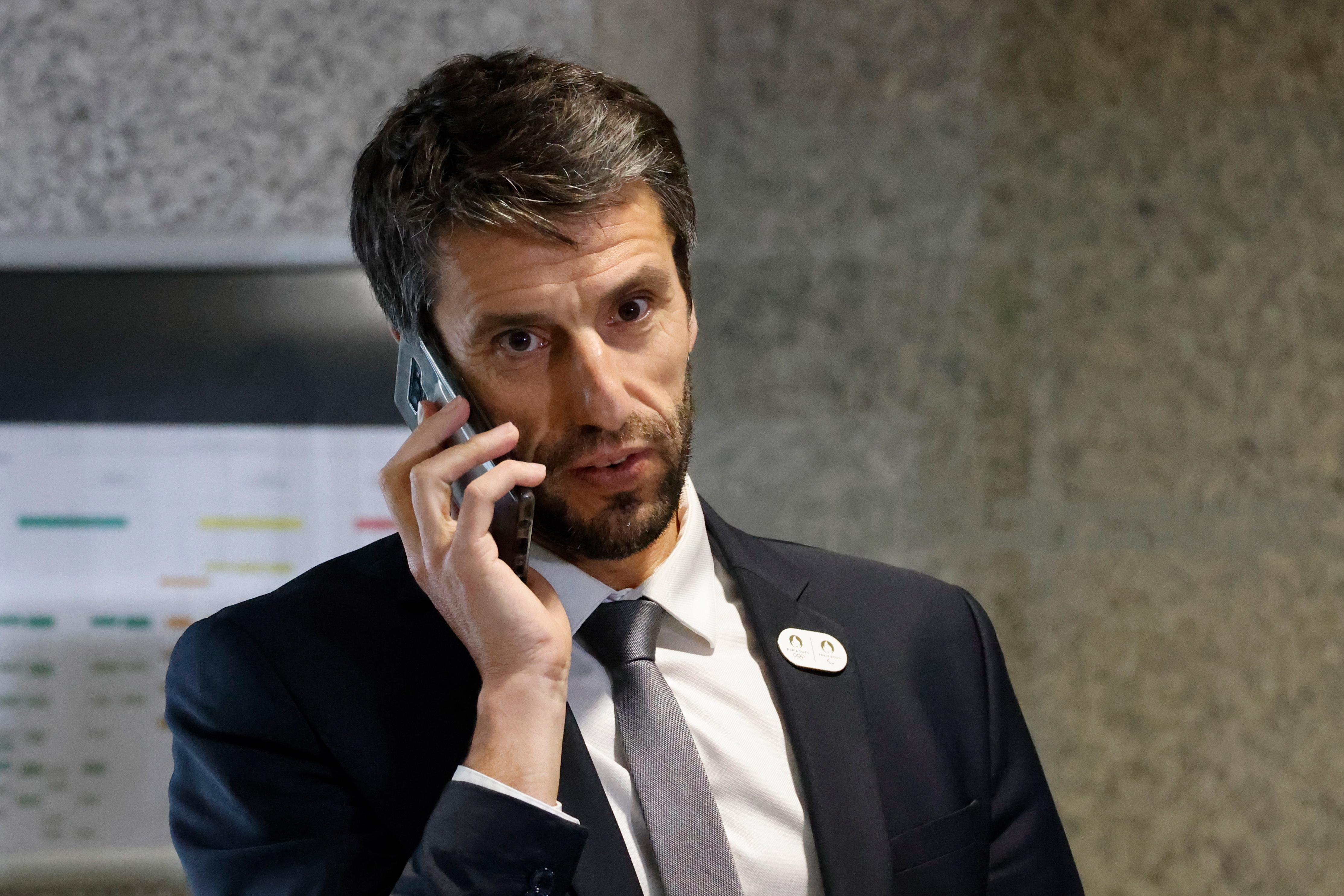 Paris (France), 14/03/2023.- French President of the Paris Organising Committee of the 2024 Olympic and Paralympic Games Tony Estanguet speaks on the phone on the sidelines of a working meeting 500 days ahead of the Paris 2024 Summer Olympic and Paralympic Games at the Paris and Ile-de-France Prefecture in Paris, France, 14 March 2023. The Paris 2024 Summer Olympics are held from 26 July to 11 Ausgust 2024. (Francia) EFE/EPA/LUDOVIC MARIN / POOL MAXPPP OUT