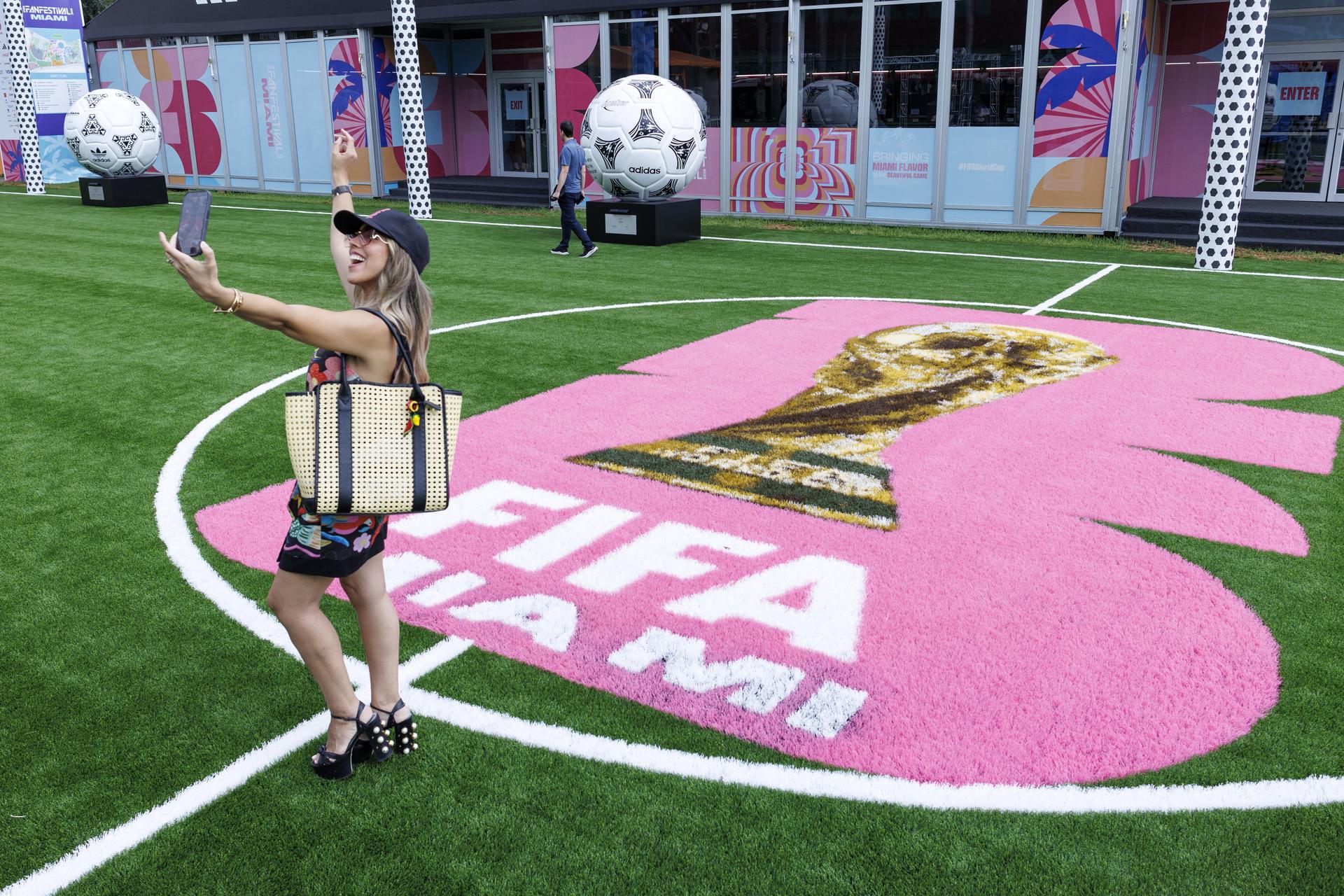 MIAMI (United States), 10/06/2026.- People attend the FIFA Fan Festival Miami site preview and walkthrough at Bayfront Park in Miami, Florida, USA, 10 June 2026. The FIFA Fan Festival Miami is the official FIFA World Cup 2026 fan zone at Bayfront Park in Downtown Miami. It is a free public event where fans can watch World Cup matches on giant screens, enjoy live music and cultural performances, explore interactive soccer experiences, and sample food and drinks from local and international vendors. It will be opening from 13 June to 5 July 2026. (Mundial de Fútbol) EFE/EPA/CRISTOBAL HERRERA-ULASHKEVICH