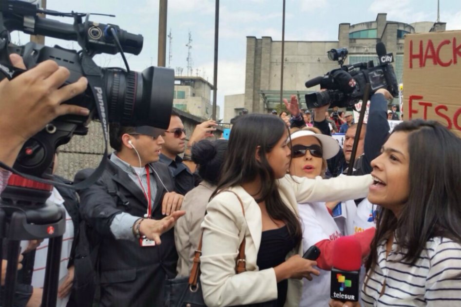 Simpatizantes de Óscar Iván Zuluaga agreden a periodistas durante manifestación