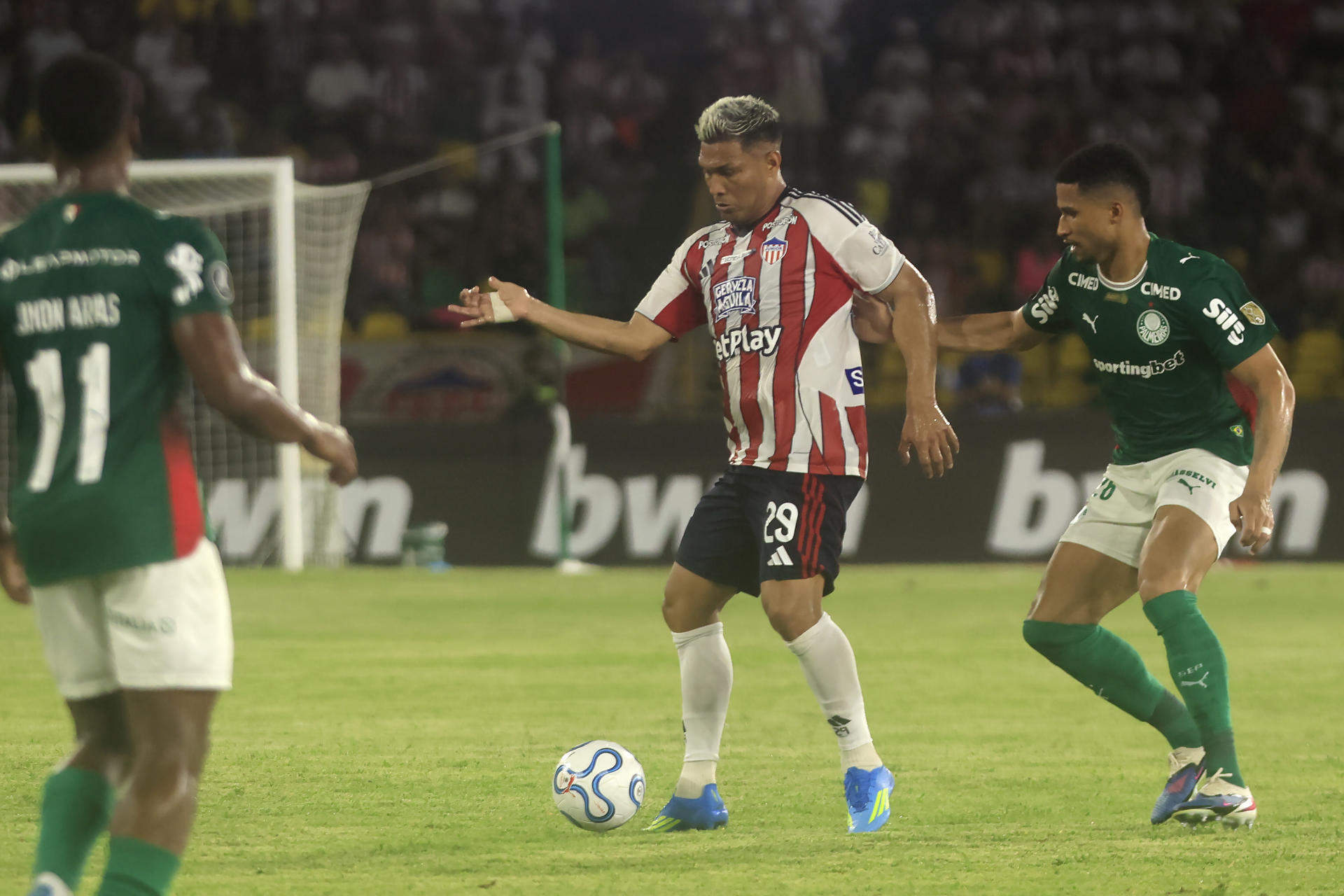 Junior dejó escapar la victoria contra Palmeiras en una noche estelar de Jhon Arias