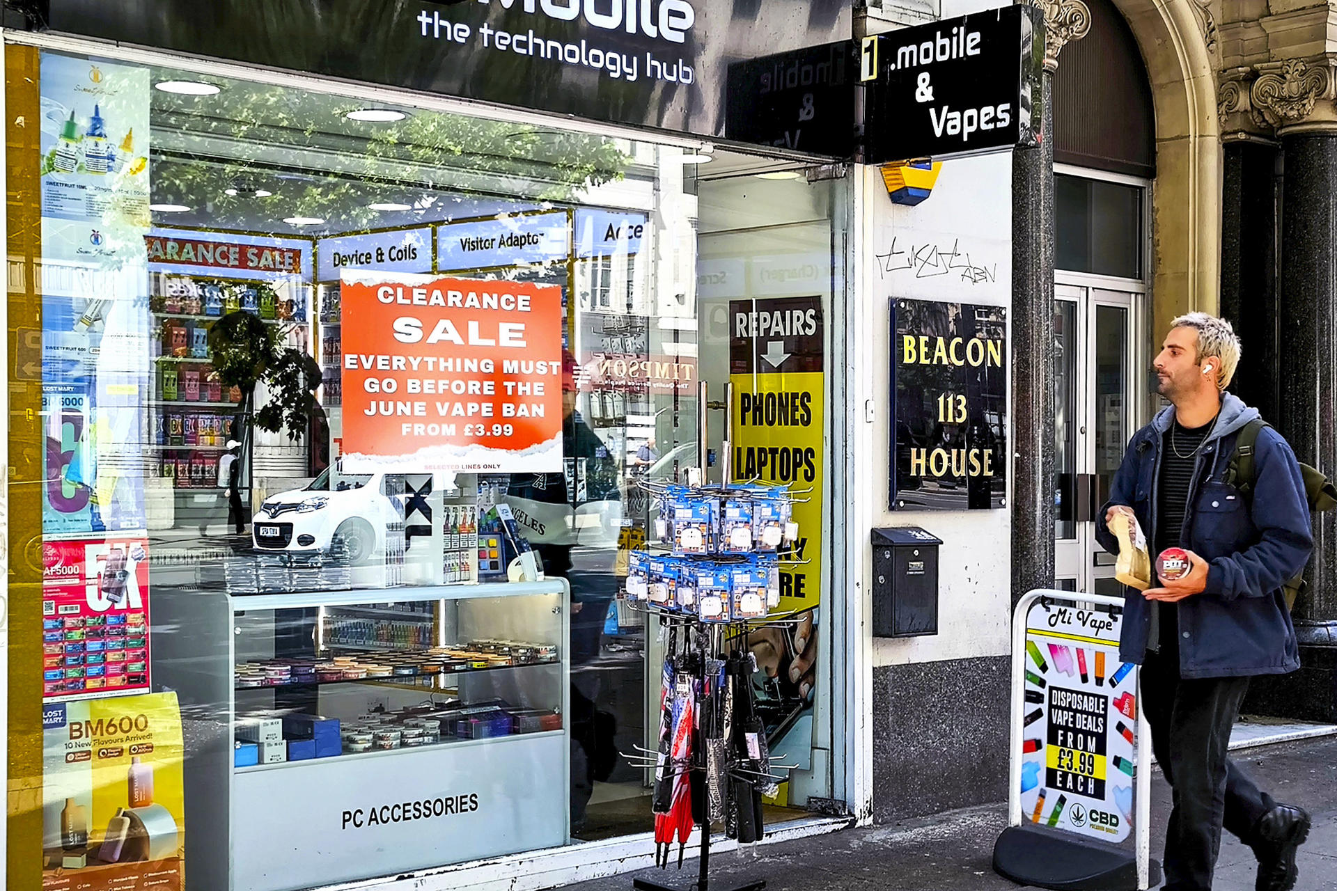 Vapeadores desechables quedan prohibidos de manera definitiva en Reino Unido