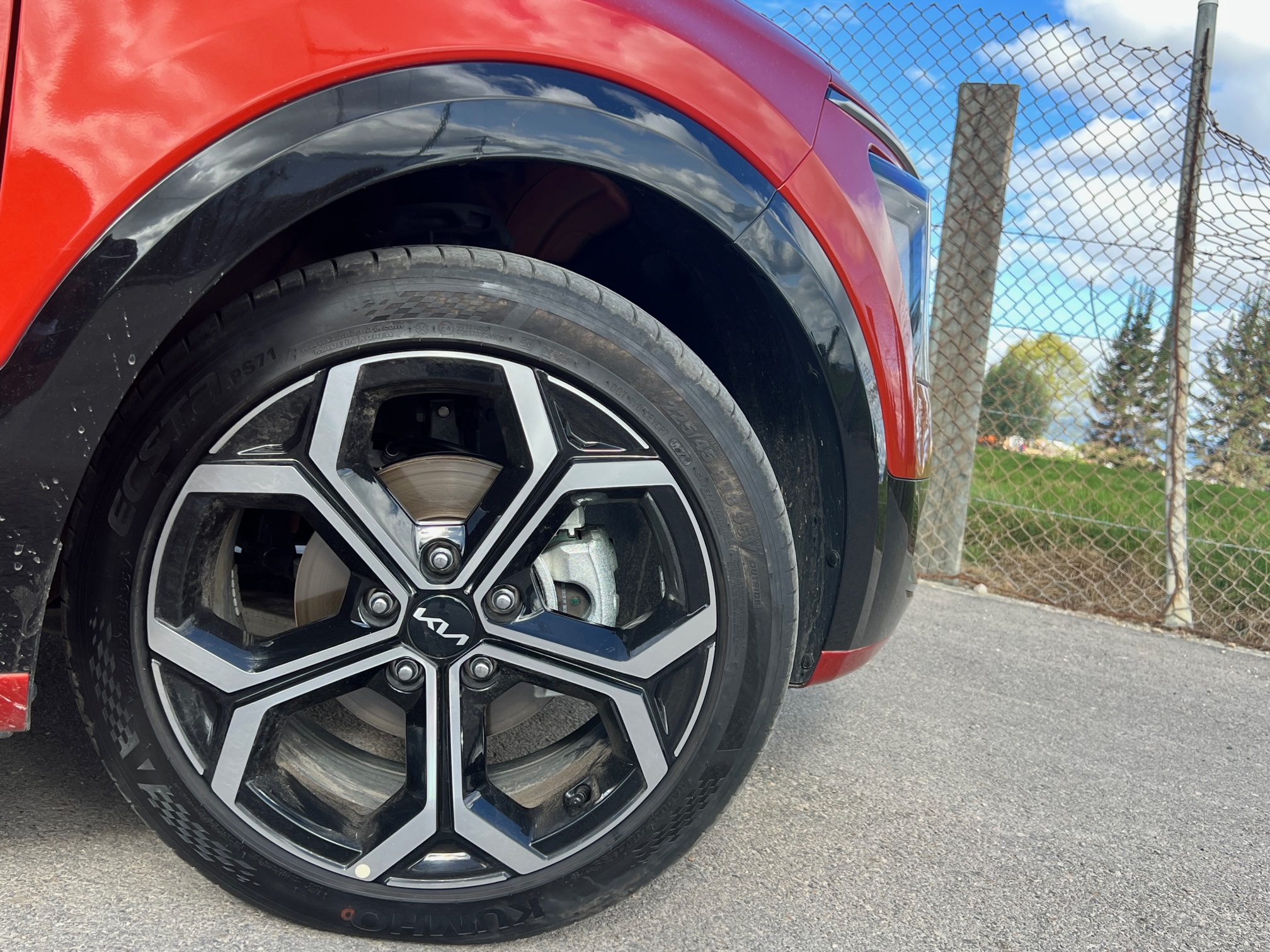 La versión Zenith usa unas llantas de especificación 225/45R18.