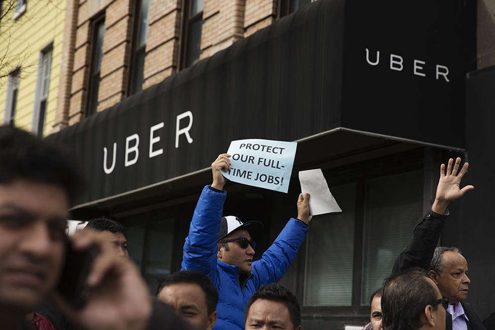 Nueva York prohíbe nuevos permisos de Uber y sus competidores por un año