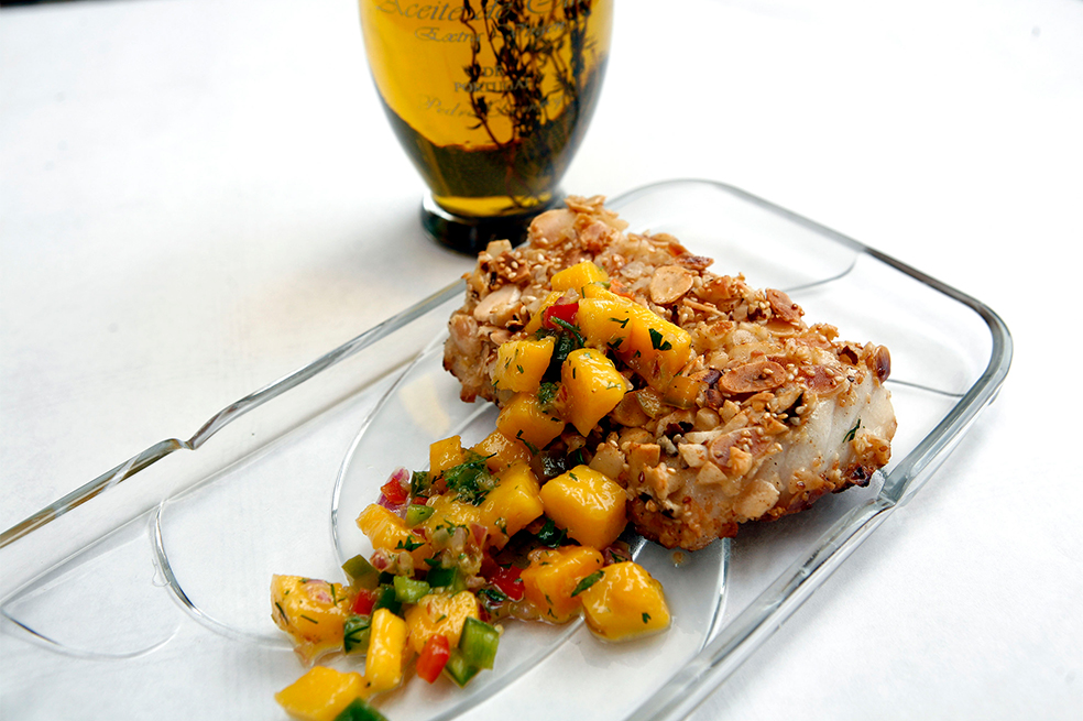 Receta del día: pescado apanado con nueces y salsa de mango con limonaria